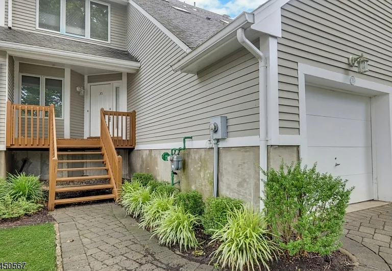 35 Reagan Way — Photo 32