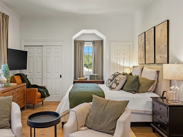 primary suite/carriage house