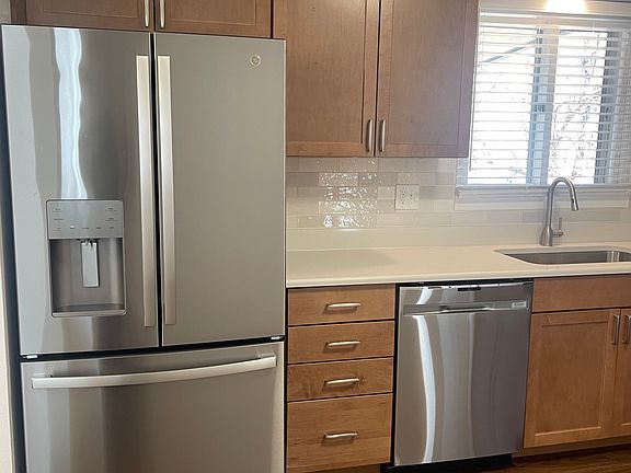 3rd image of 736 Parkview Dr