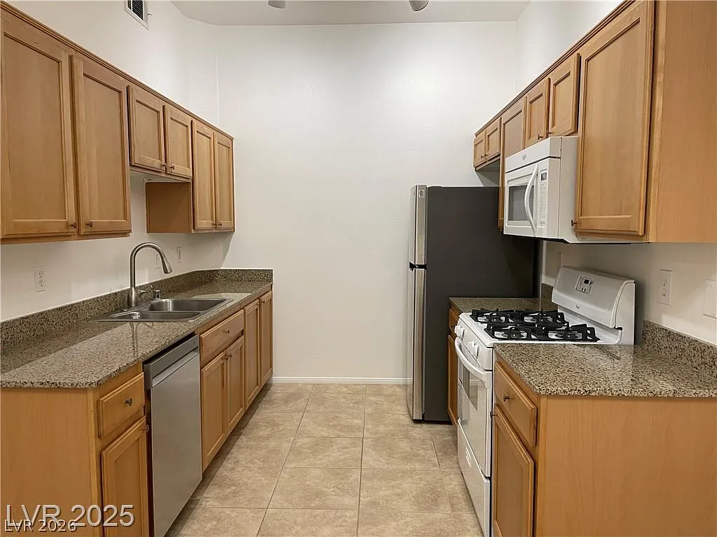 3 bed, 2.0 bath, 1175 sqft, $1,645 — Photo 3
