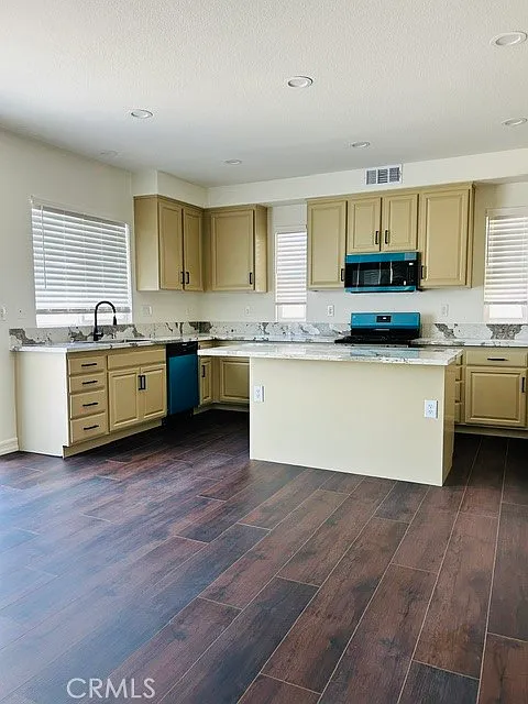 3 bed, 2.5 bath, 2683 sqft, $3,500 — Photo 2