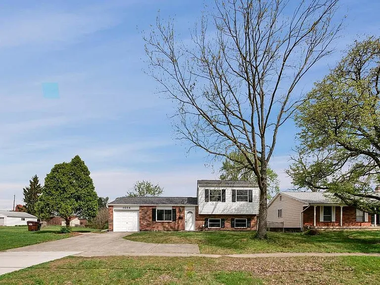 1034 W Kemper Rd — Photo 2