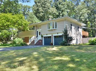 9 Midway Rd, Chestnut Ridge, NY 10977