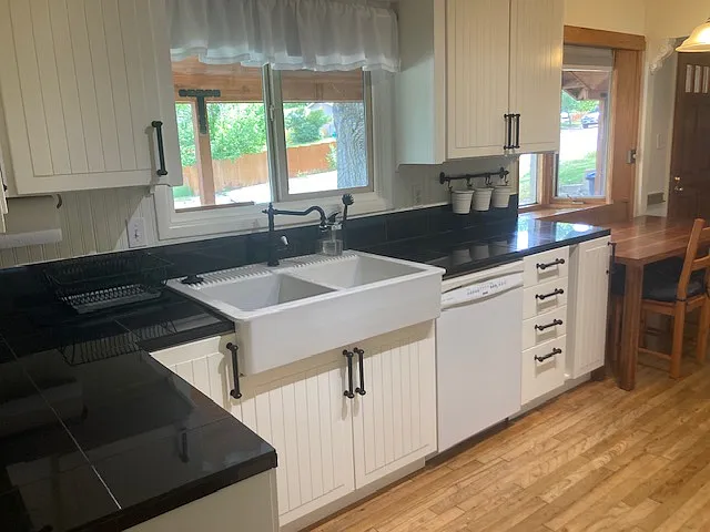 2208 Crestview Dr — Photo 2