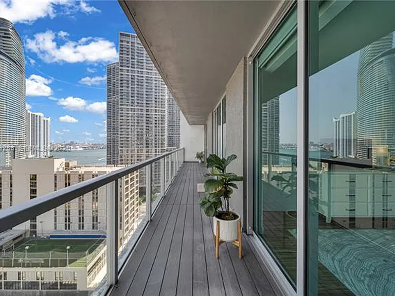 55 SE 6th St #1803 — Photo 30