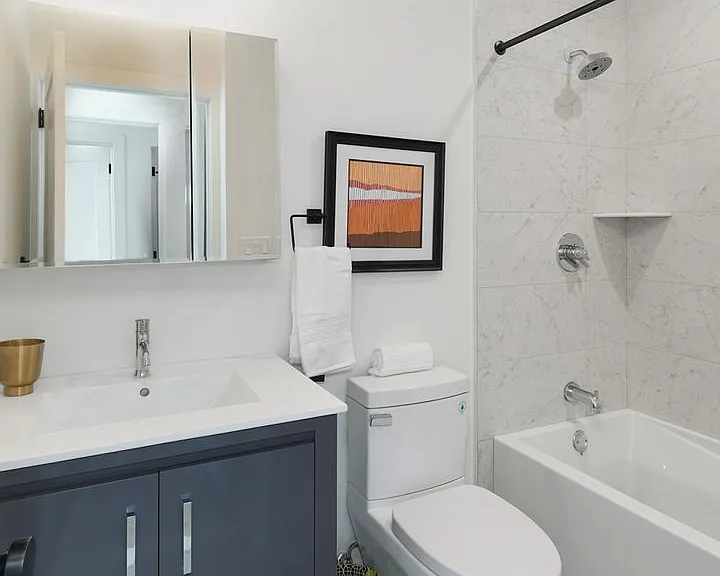 Stunning Apartment on Snyder Ave — Photo 31