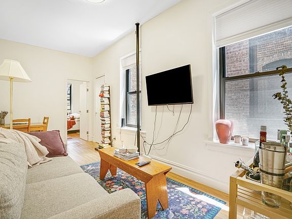 2nd image of 204 W 88th St APT 3E