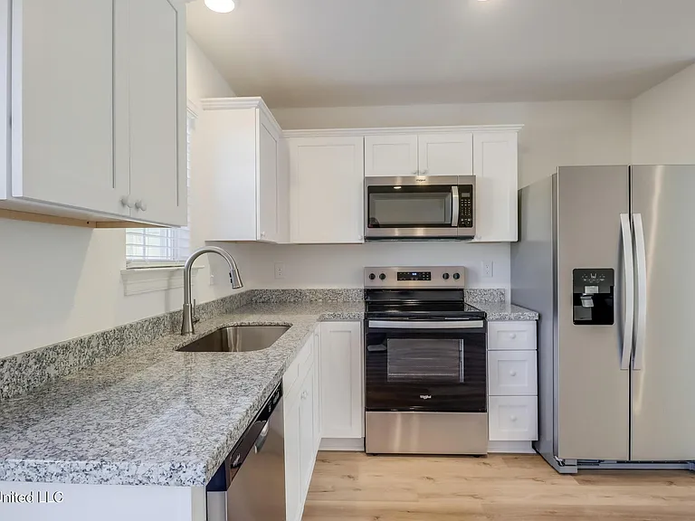 986 Waterford Ln — Photo 4
