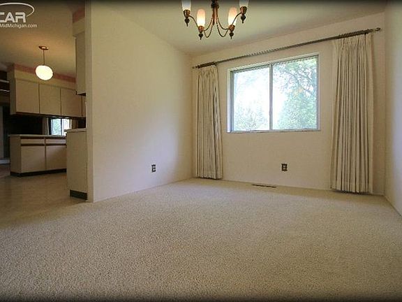 5th image of 1055 Pinecrest Ln