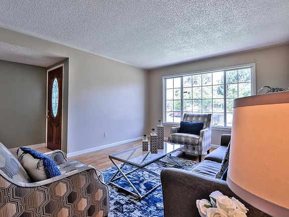 2nd image of 428 Roading Dr
