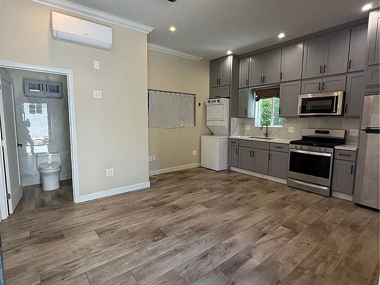 1909 Midvale Ave — Photo 2