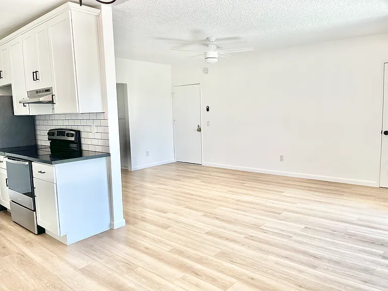 1401 Douglas St #13 — Photo 5