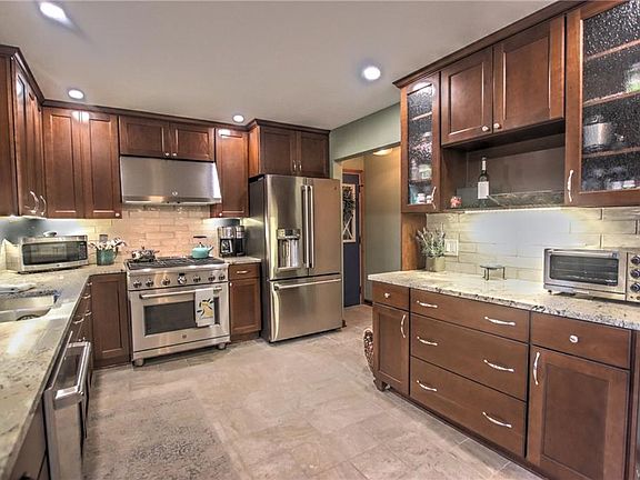 2nd image of 20 Circle End Dr