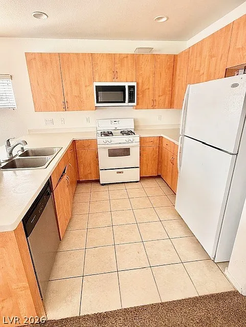3 bed, 2.5 bath, 2085 sqft, $1,999 — Photo 3
