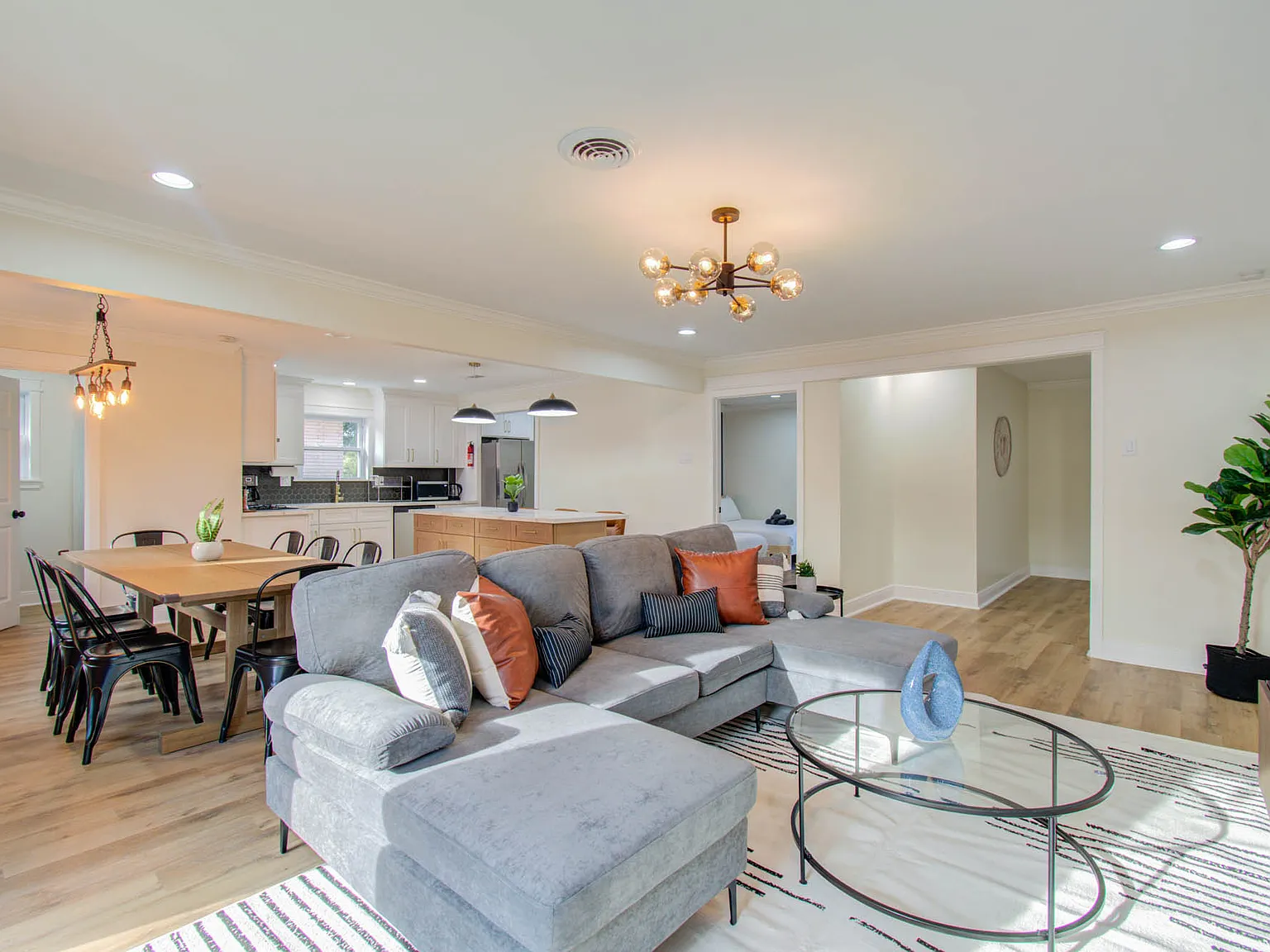 4 bed, 1824 sqft, $9,750 — Photo 4