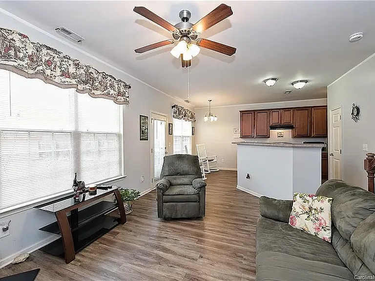 7425 Wallace Ln — Photo 8
