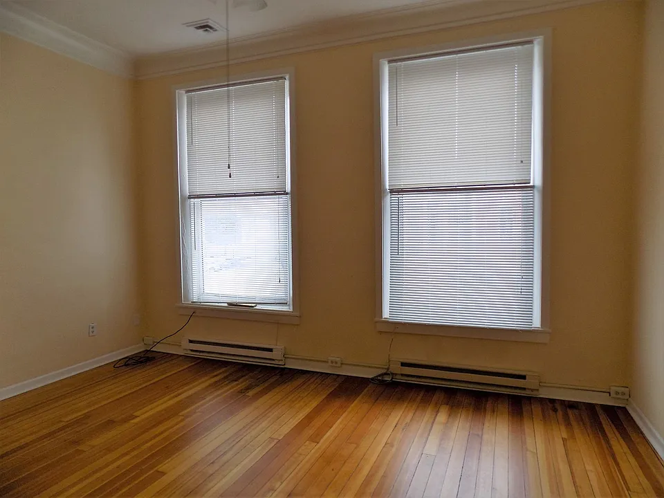 100 1/2 N Main St