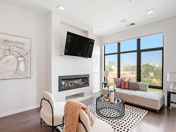 5th image of 4101 Laclede Ave #501