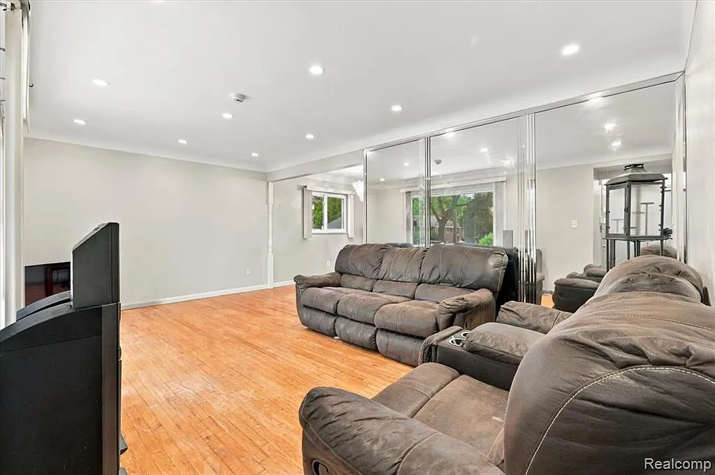 3 bed, 2.0 bath, 2003 sqft, $2,200 — Photo 3