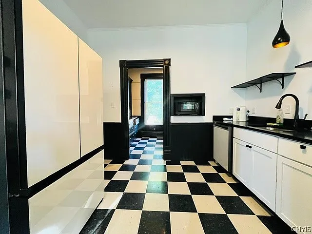 4 bed, 2.0 bath, 3010 sqft, $2,200 — Photo 2