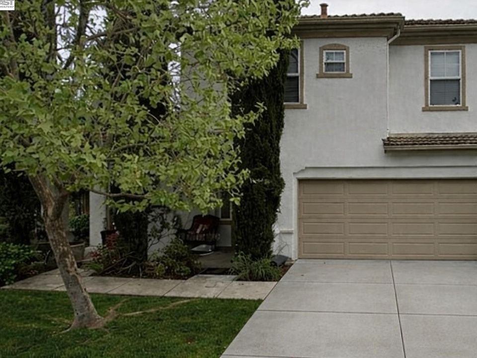 1st image of 3 Marblehead Ln