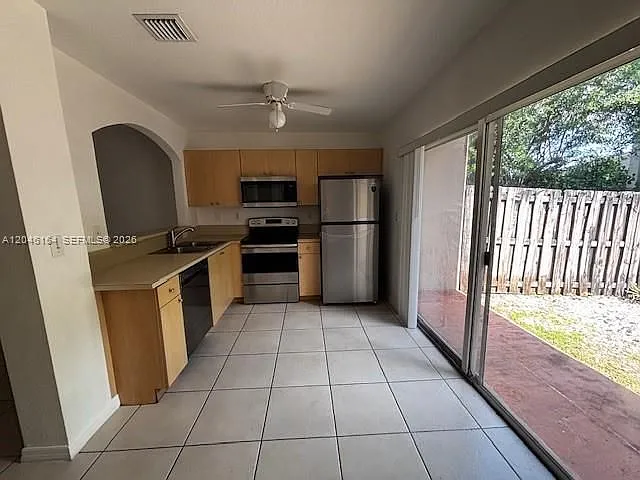 3 bed, 2.0 bath, 1380 sqft, $2,500 — Photo 3