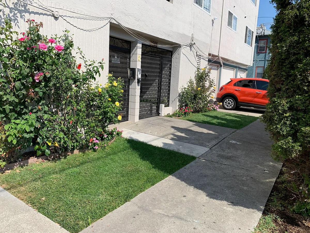 Building Photo - 1605 8th Ave #110