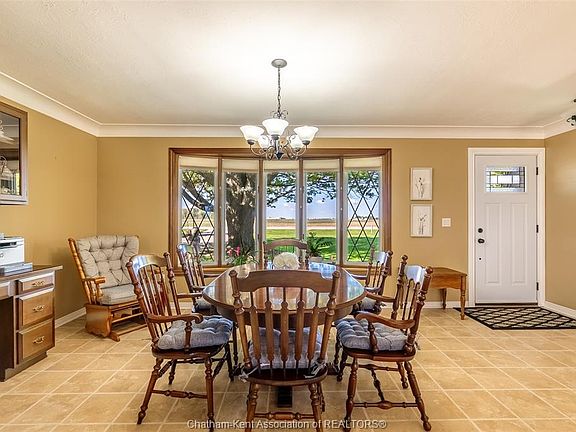 8th image of 21095 Victoria Rd