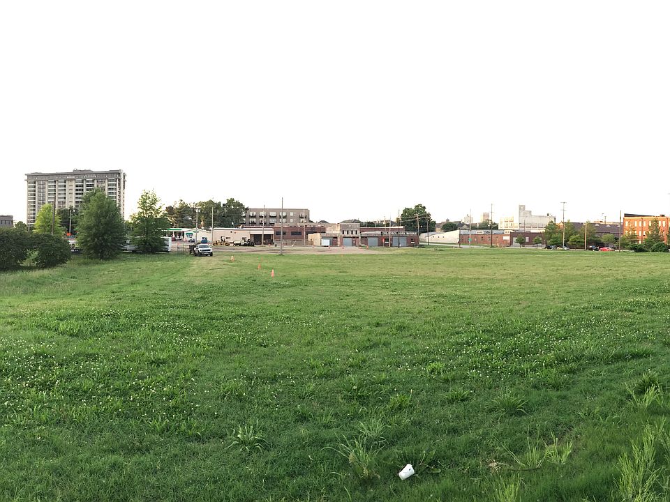 2nd image of 722 Riverside Dr