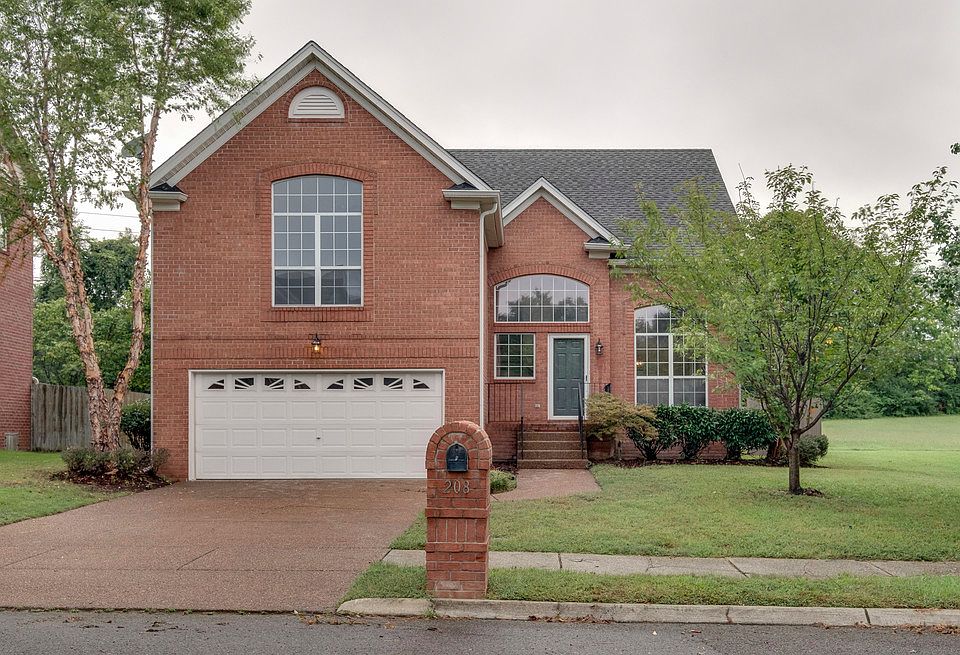 1st image of 208 Wisteria Dr