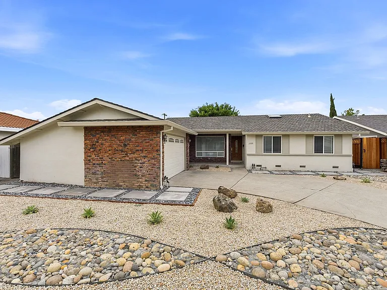 1559 Chambers Dr — Photo 2