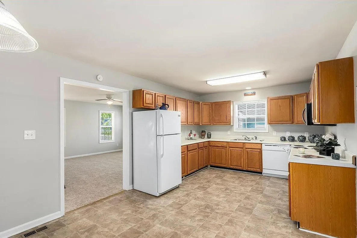 3 bed, 1721 sqft, $2,650 — Photo 3