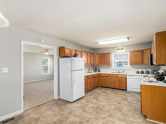 3rd image of 605 Primitive St