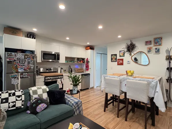 1756 W Rosehill Dr APT 2D, Chicago, IL 60660