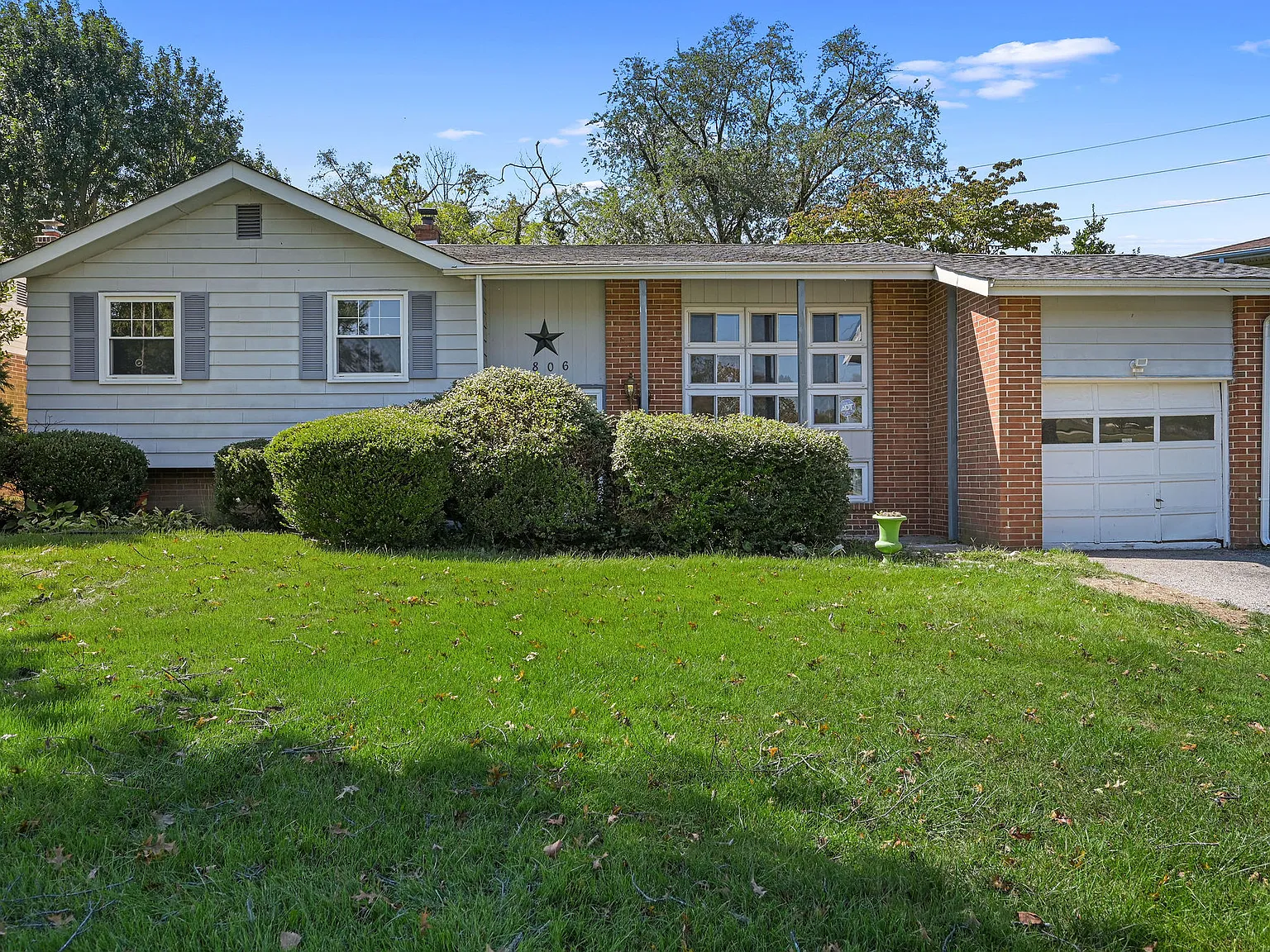 5 bed, 2.5 bath, 2699 sqft, $2,400 — Photo 1