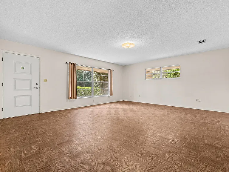 3950 SW 1st Ave — Photo 6