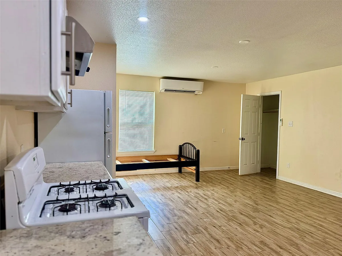 Building Photo - 711 Hahlo St #STUDIO