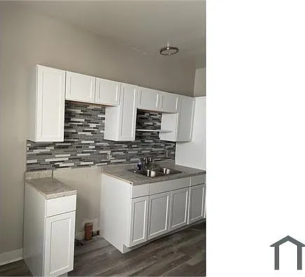 2718 W Chestnut St — Photo 2