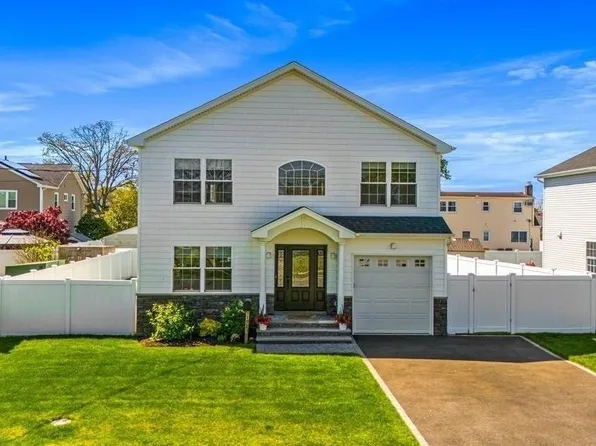 192 N Queens Avenue, Massapequa, NY 11758