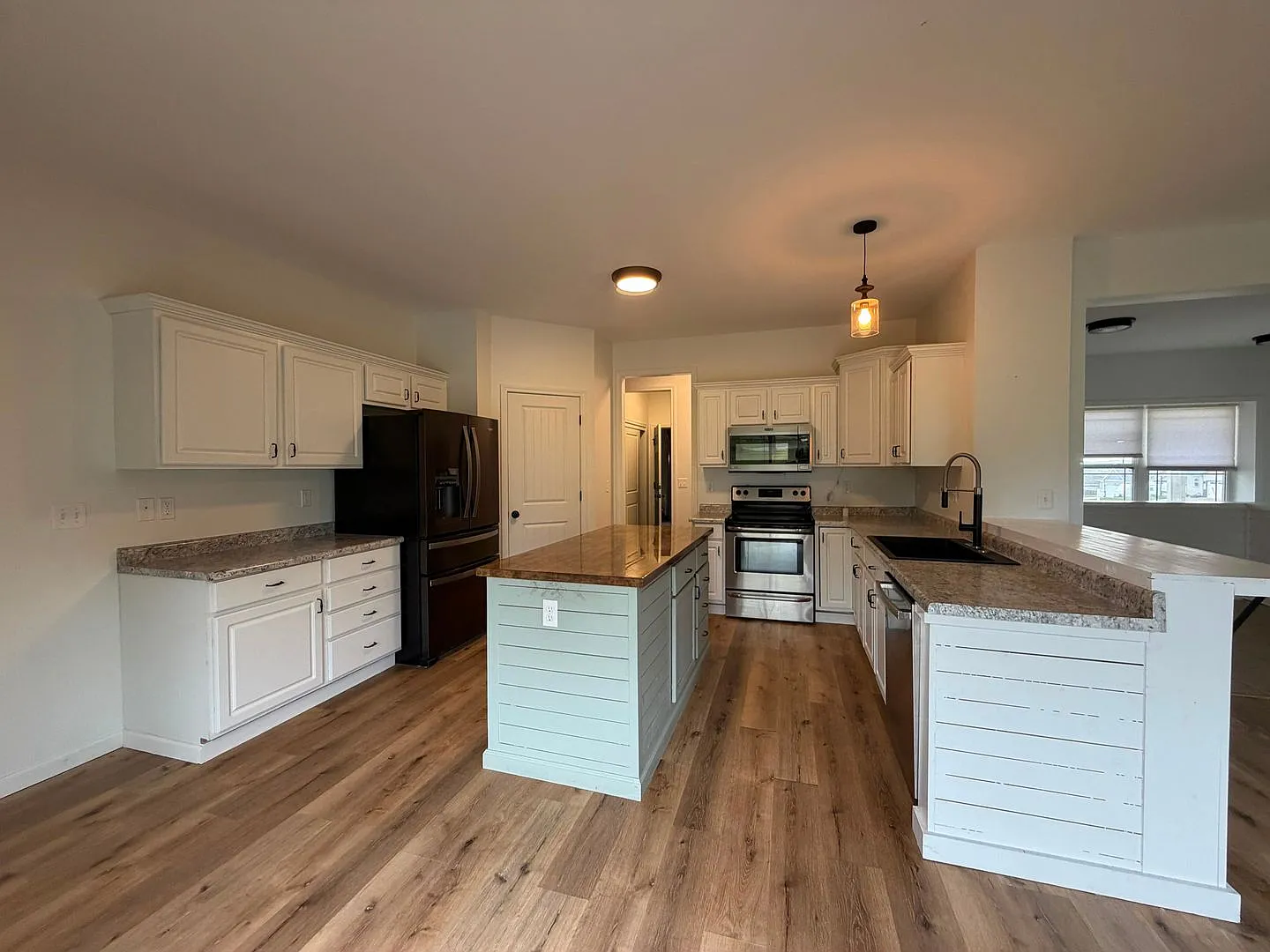 Spacious 6 Bedroom Single Family Home for Rent! — Photo 2