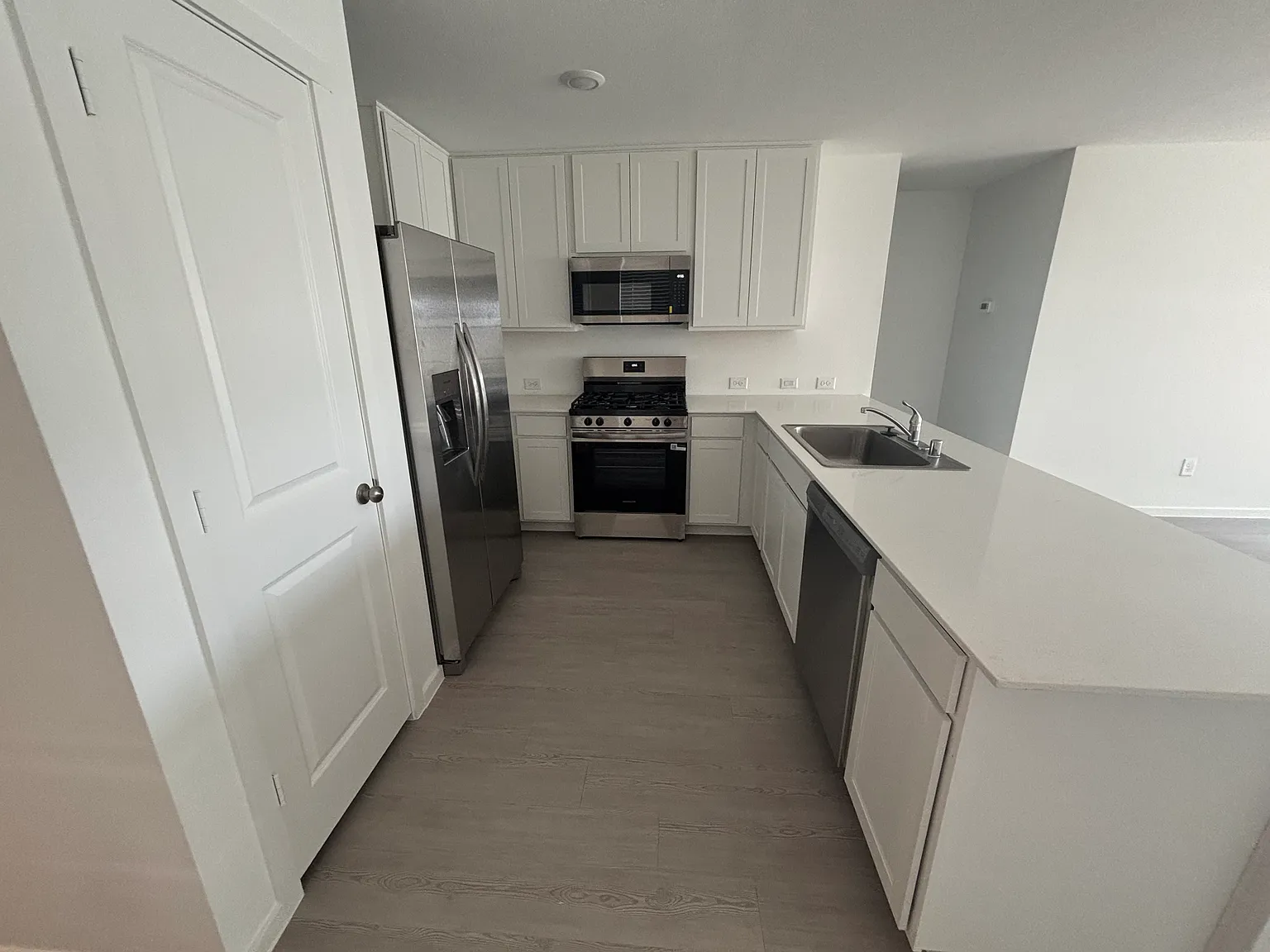 3 bed, 1311 sqft, $2,200 — Photo 2