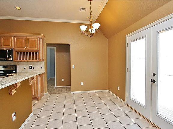 5th image of 320 E Charlotte Ter