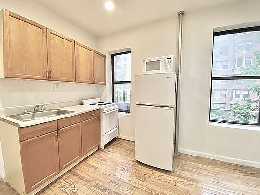 2nd image of 328 E 55th St #3D