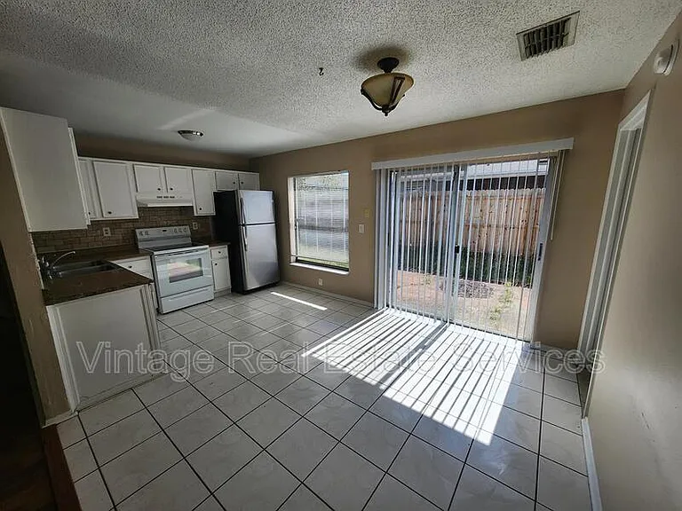 905 Old Field Dr — Photo 5