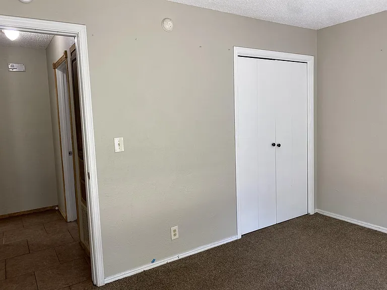 429 E Hillcrest Ln — Photo 15