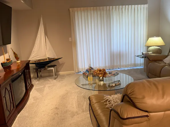 650 E Greenwich Ave #207, West Warwick, RI 02893