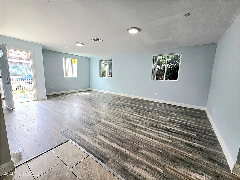 715 W 58th St — Photo 12