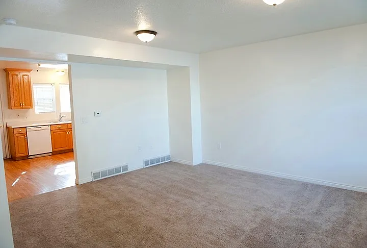 Bountiful 4 Bedroom, 2 Car Garage Townhome — Photo 4