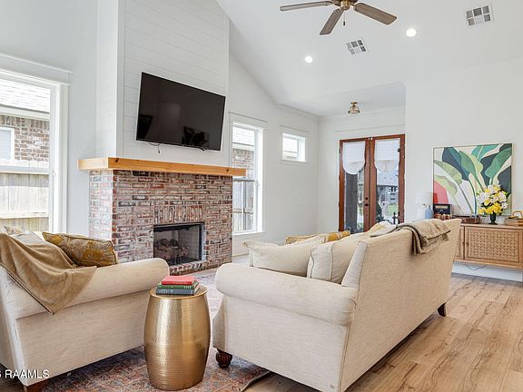 5th image of 216 Whispering Meadows Rd