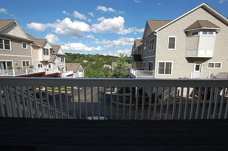 3 bed, 3.5 bath, 2300 sqft, $2,850 — Photo 2